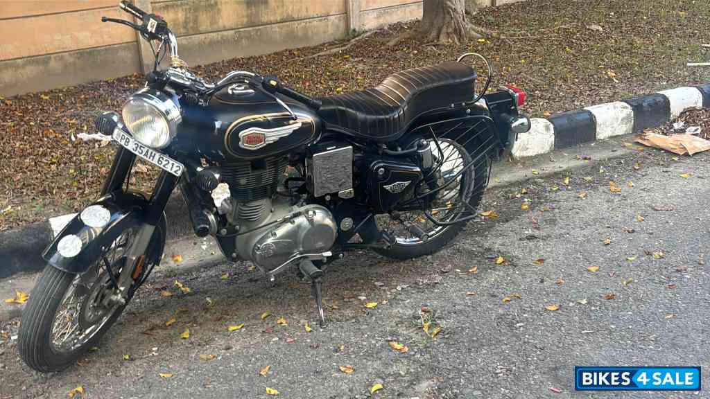 Black Royal Enfield Bullet Standard 350