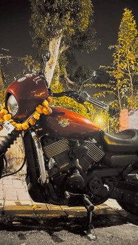 Red Harley Davidson Street 750
