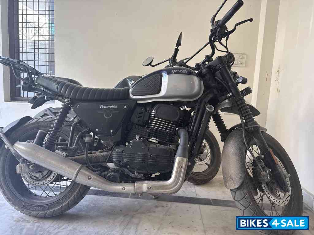 Yezdi Scrambler Dual Tone