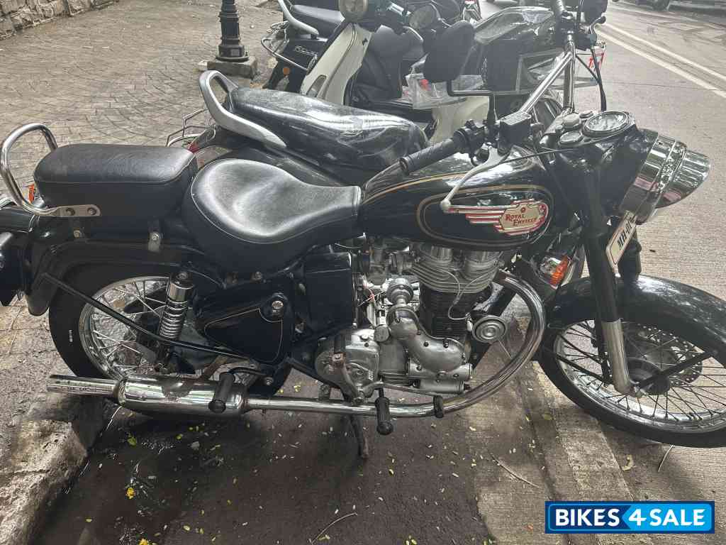 Black Royal Enfield Bullet Machismo 350 Old