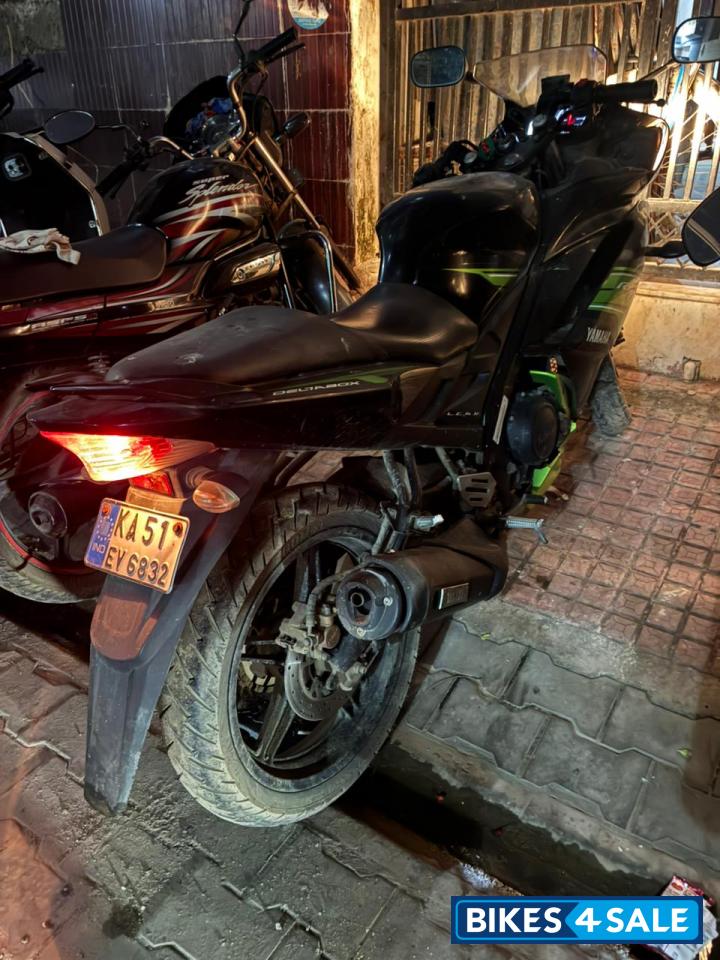 Black-green Yamaha YZF R15 V2