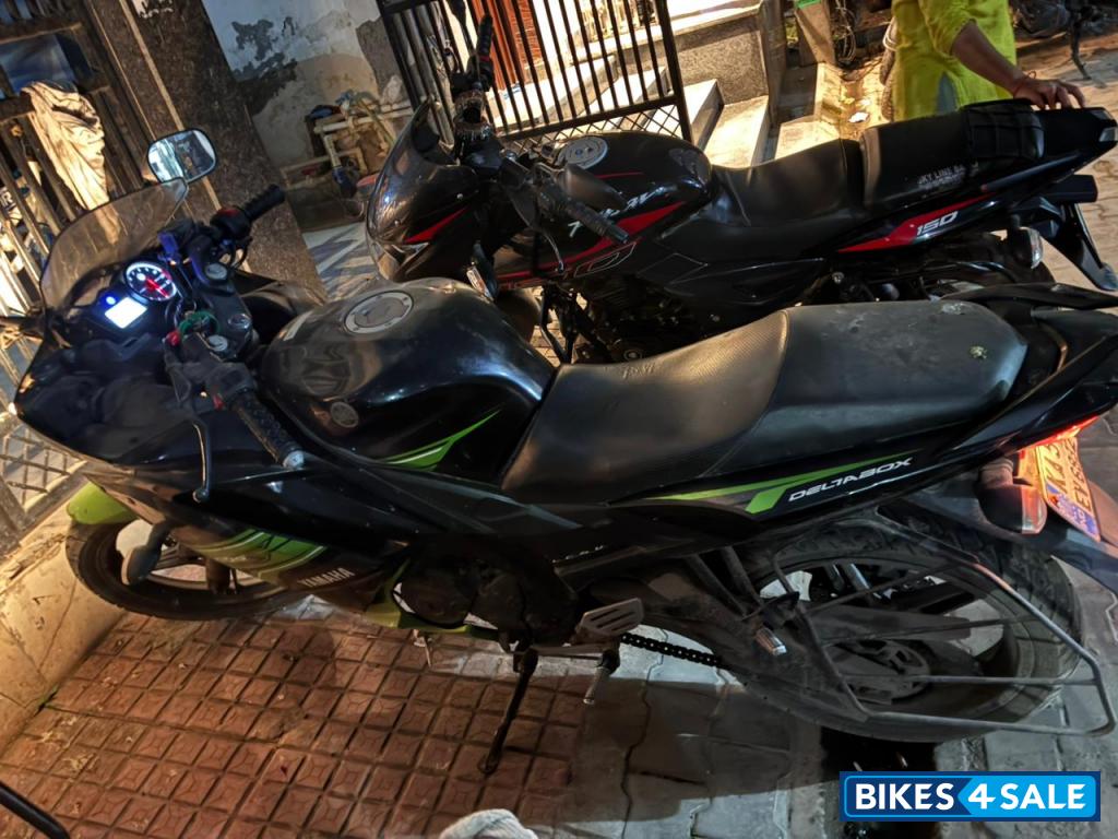 Black-green Yamaha YZF R15 V2