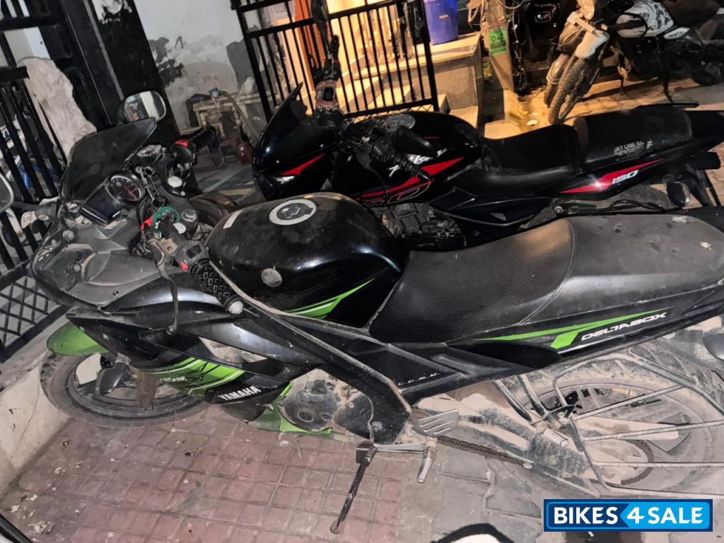 Black-green Yamaha YZF R15 V2