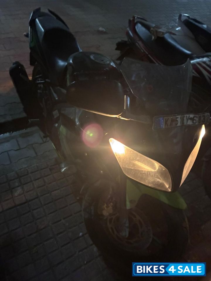 Black-green Yamaha YZF R15 V2