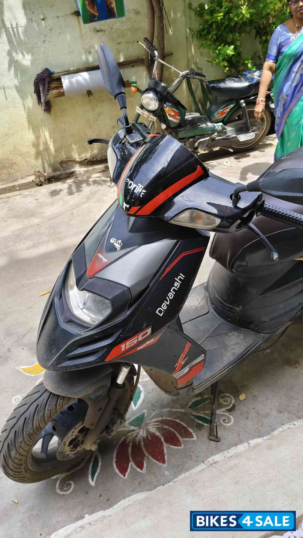 Black Aprilia SR 150
