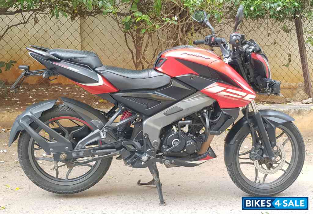Red Bajaj Pulsar NS125 2022