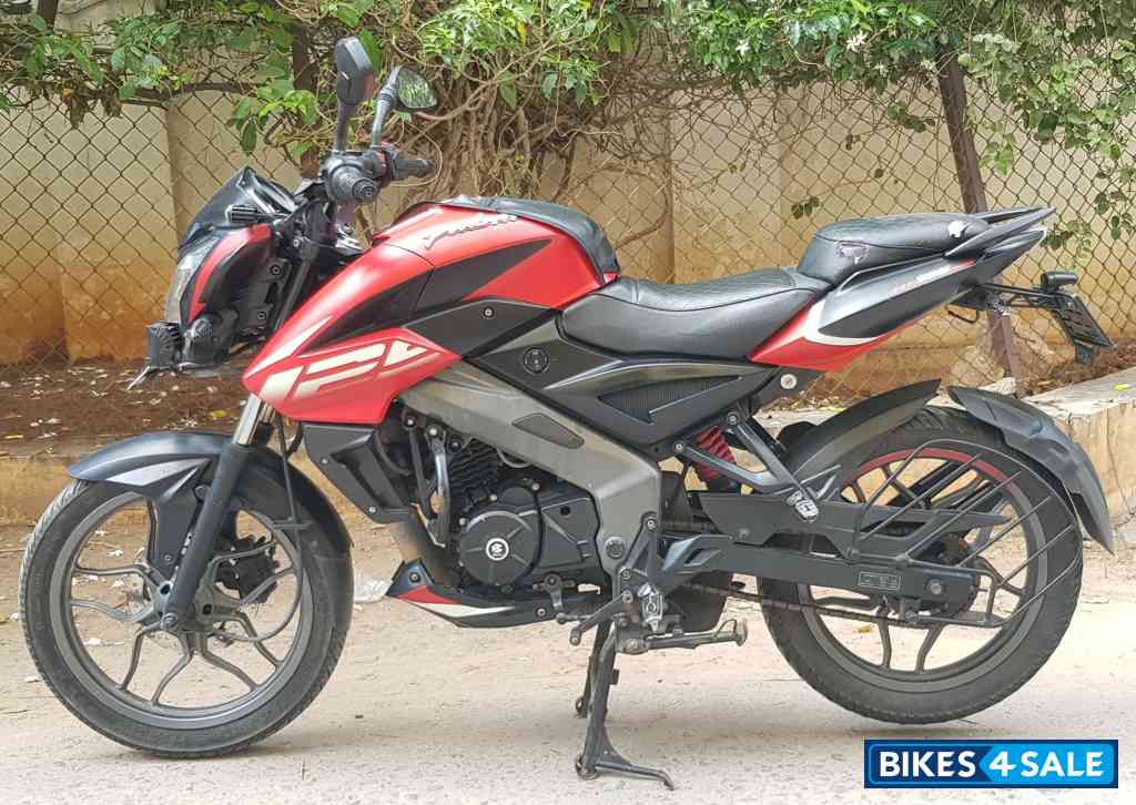 Red Bajaj Pulsar NS125 2022