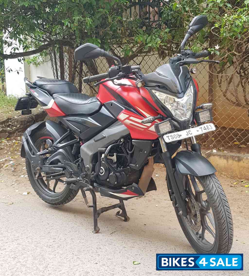 Red Bajaj Pulsar NS125 2022