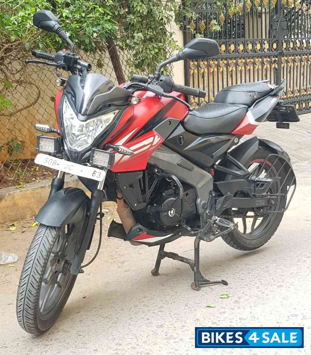 Red Bajaj Pulsar NS125 2022