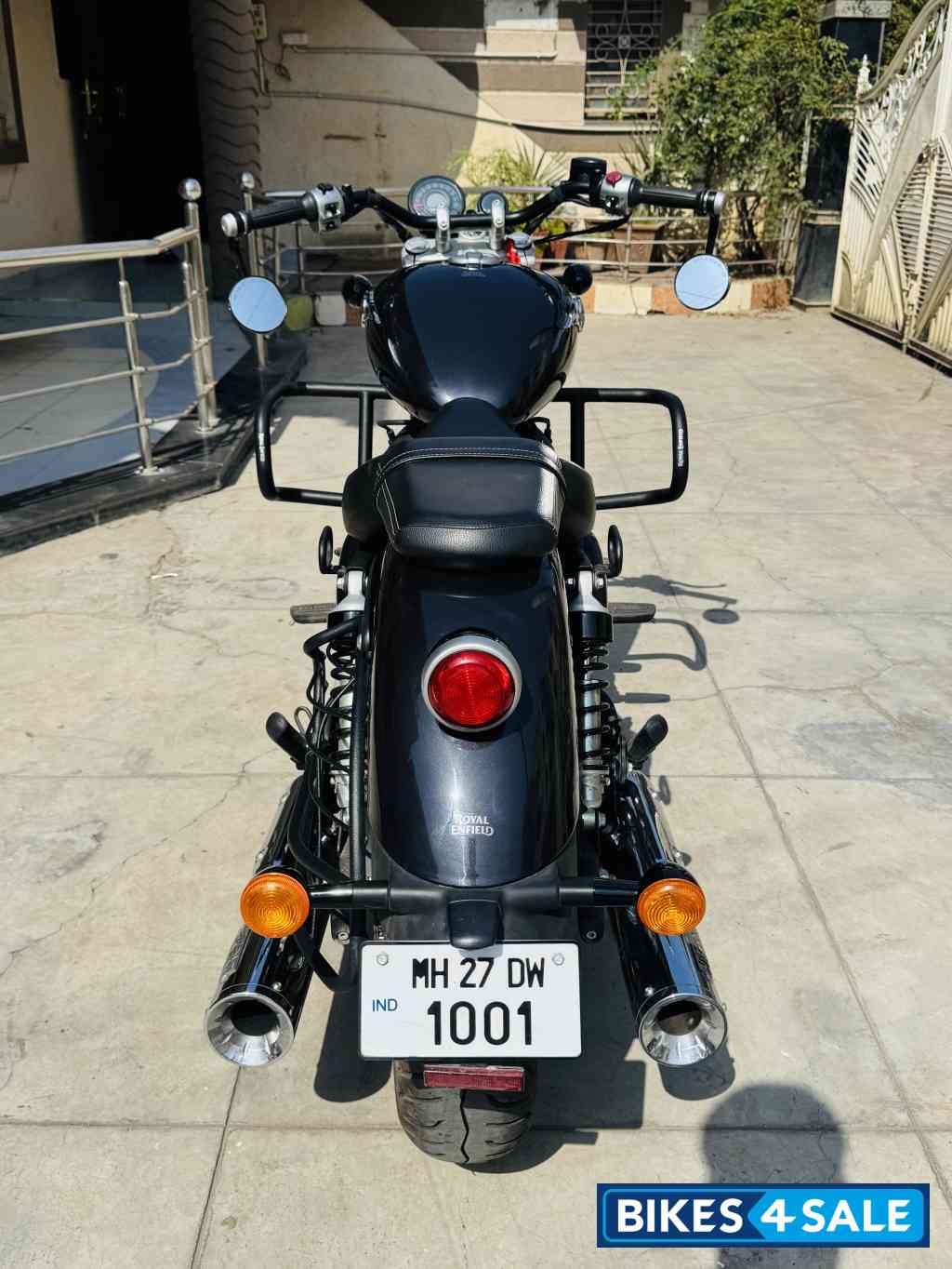 Black Royal Enfield Super Meteor 650