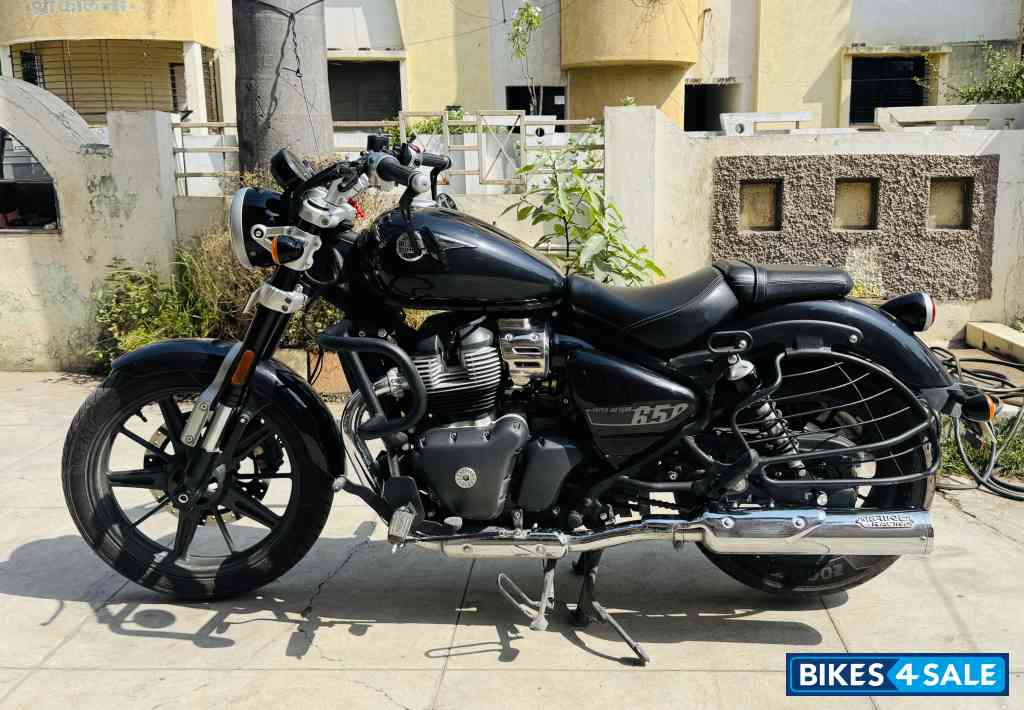 Black Royal Enfield Super Meteor 650