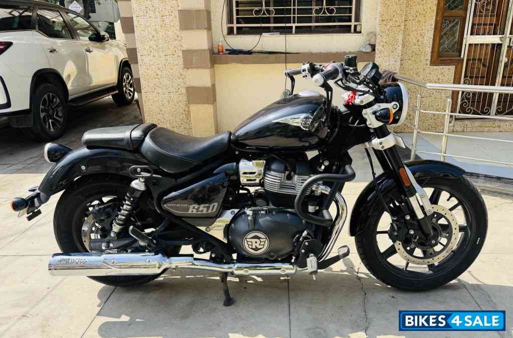 Black Royal Enfield Super Meteor 650