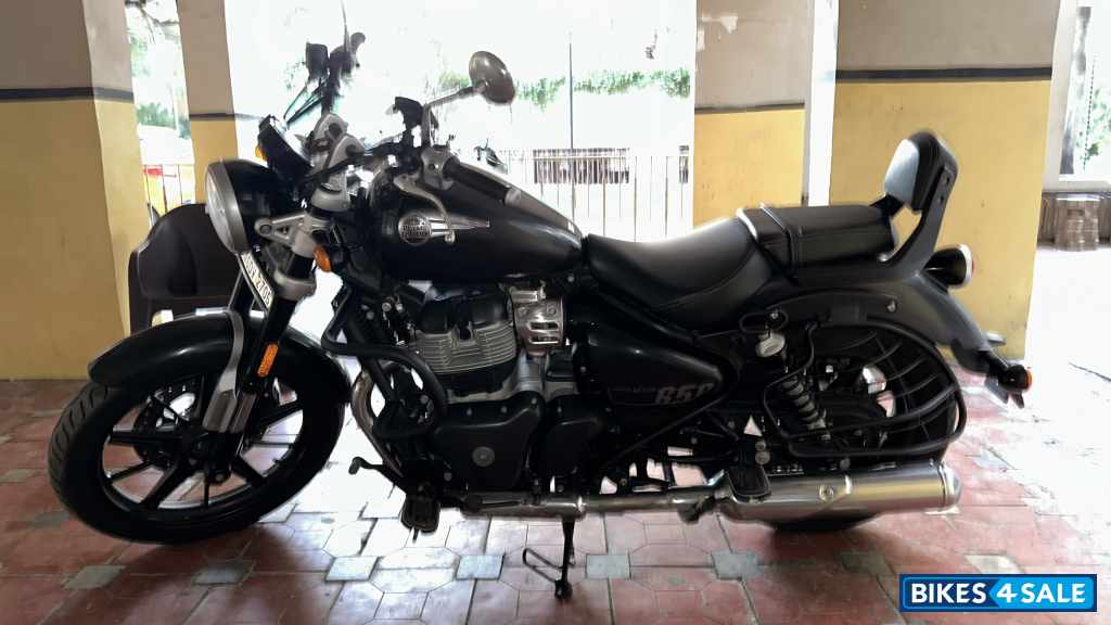 Astral Black Royal Enfield Super Meteor 650