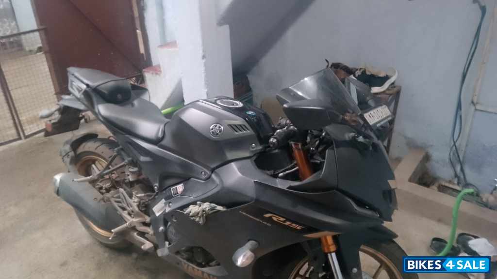 Black Yamaha R15M