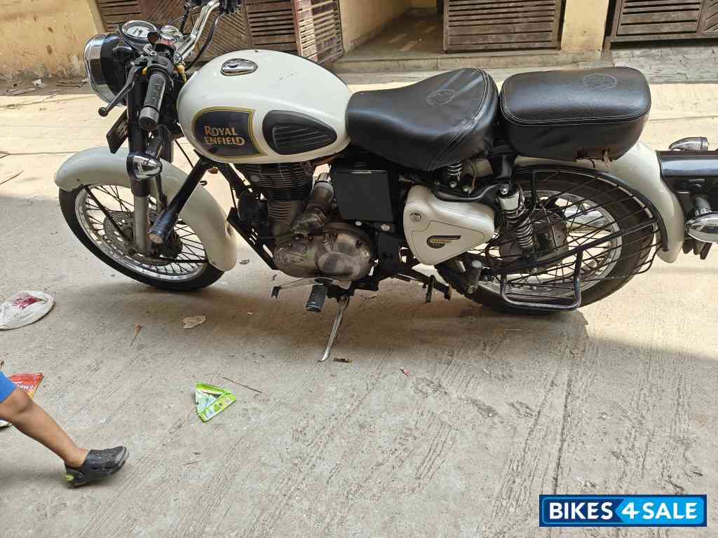 White Royal Enfield Classic 350
