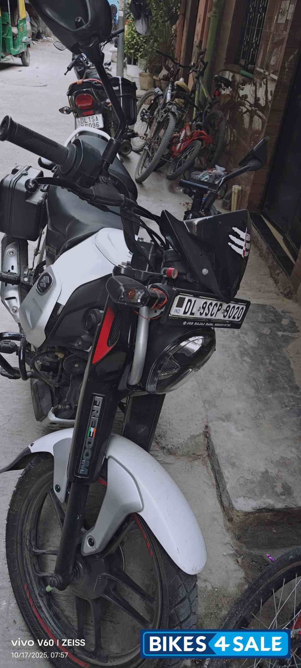 White Bajaj Freedom 125 NG04 Drum LED