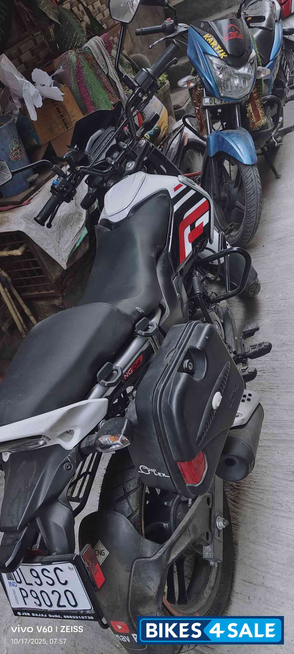 White Bajaj Freedom 125 NG04 Drum LED