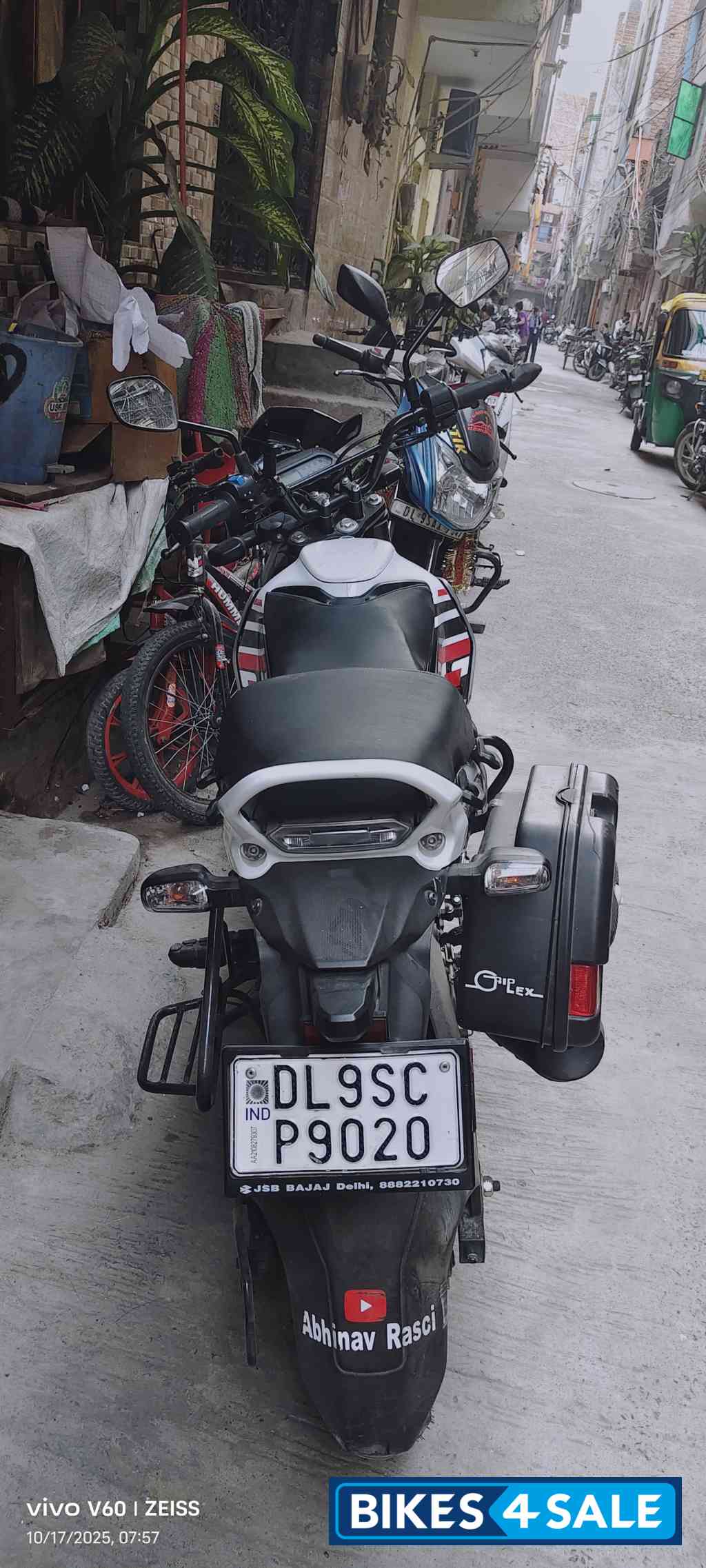 White Bajaj Freedom 125 NG04 Drum LED