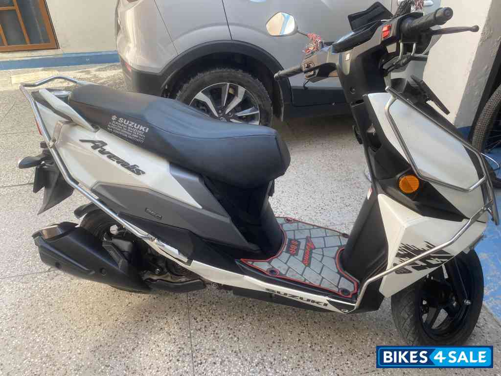 White Suzuki Avenis 125 Ride Connect Edition