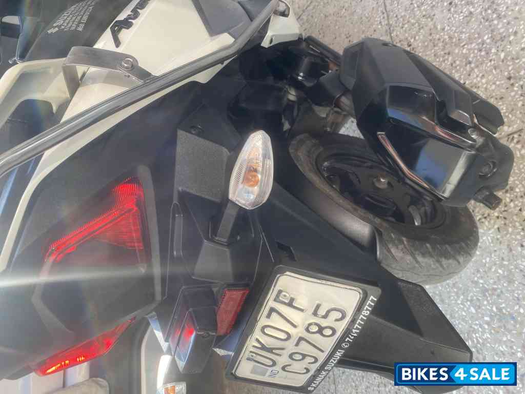 White Suzuki Avenis 125 Ride Connect Edition