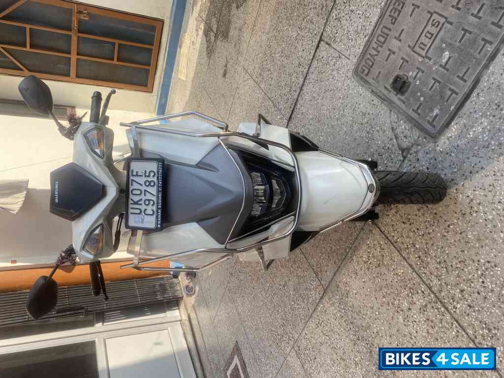 White Suzuki Avenis 125 Ride Connect Edition