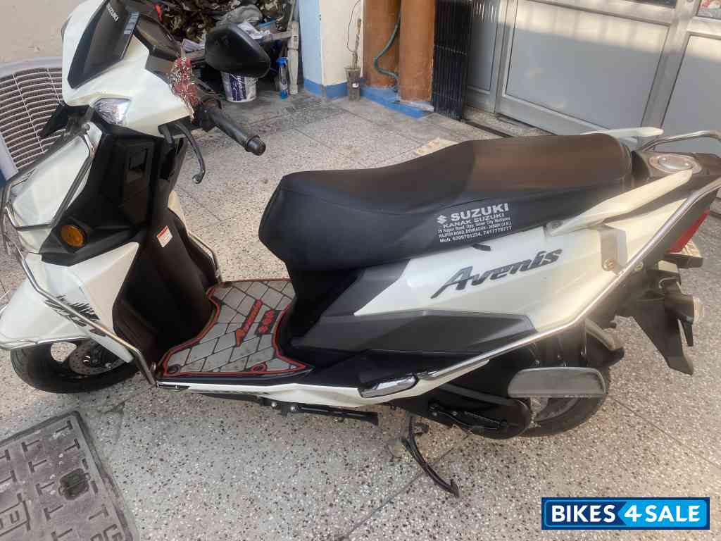 White Suzuki Avenis 125 Ride Connect Edition