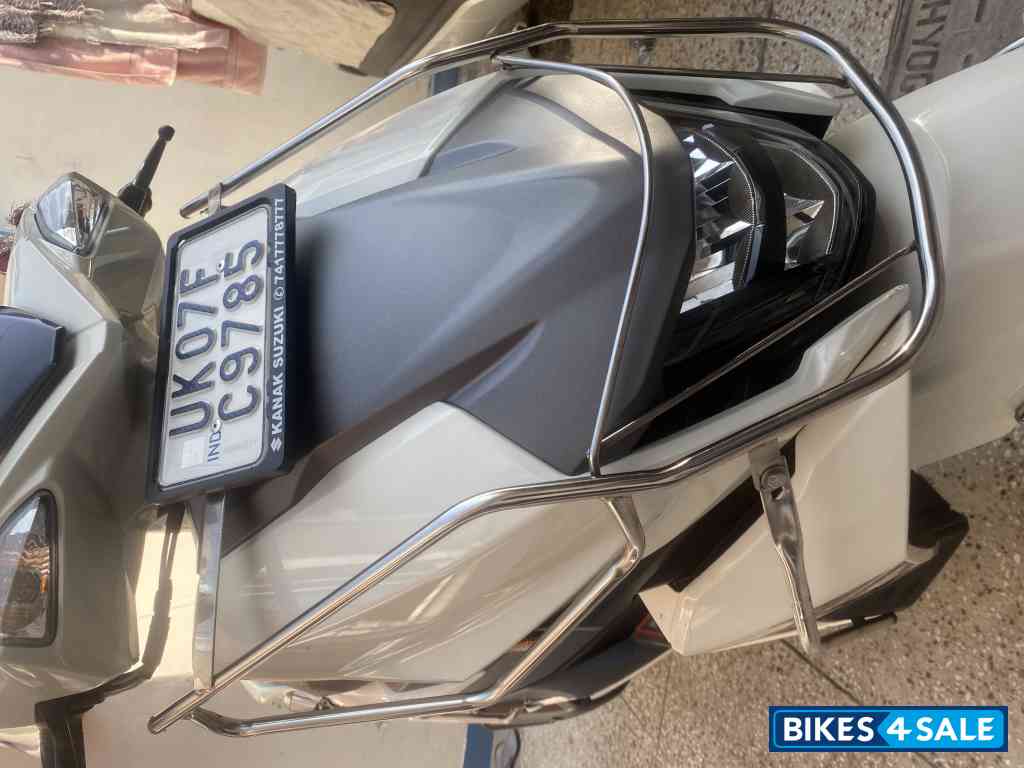 White Suzuki Avenis 125 Ride Connect Edition