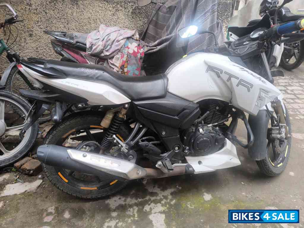 White TVS Apache RTR 180