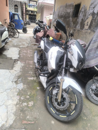 White TVS Apache RTR 180