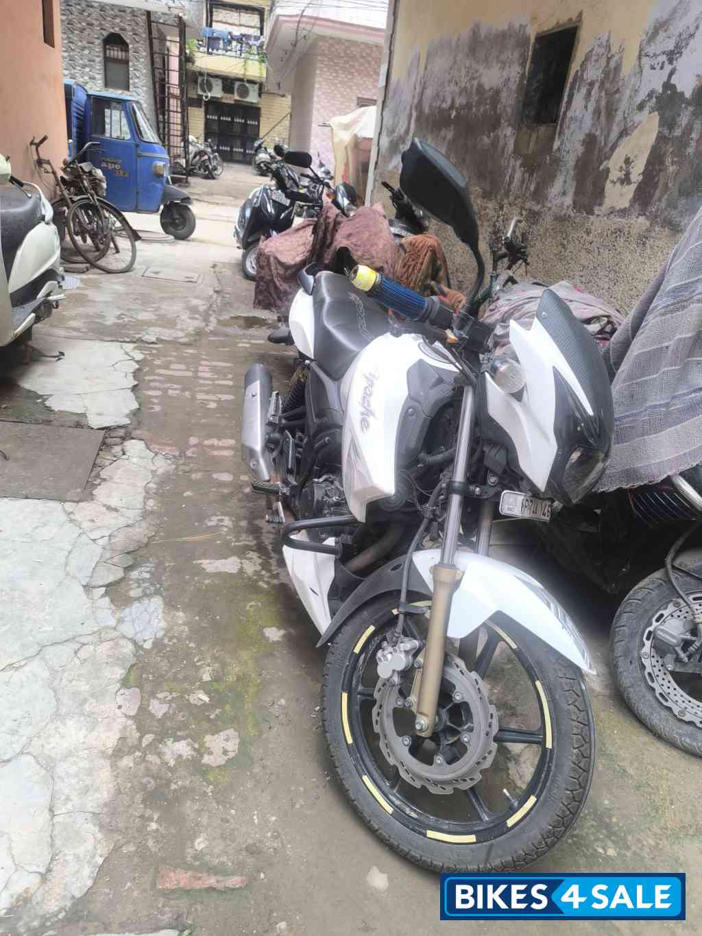 White TVS Apache RTR 180