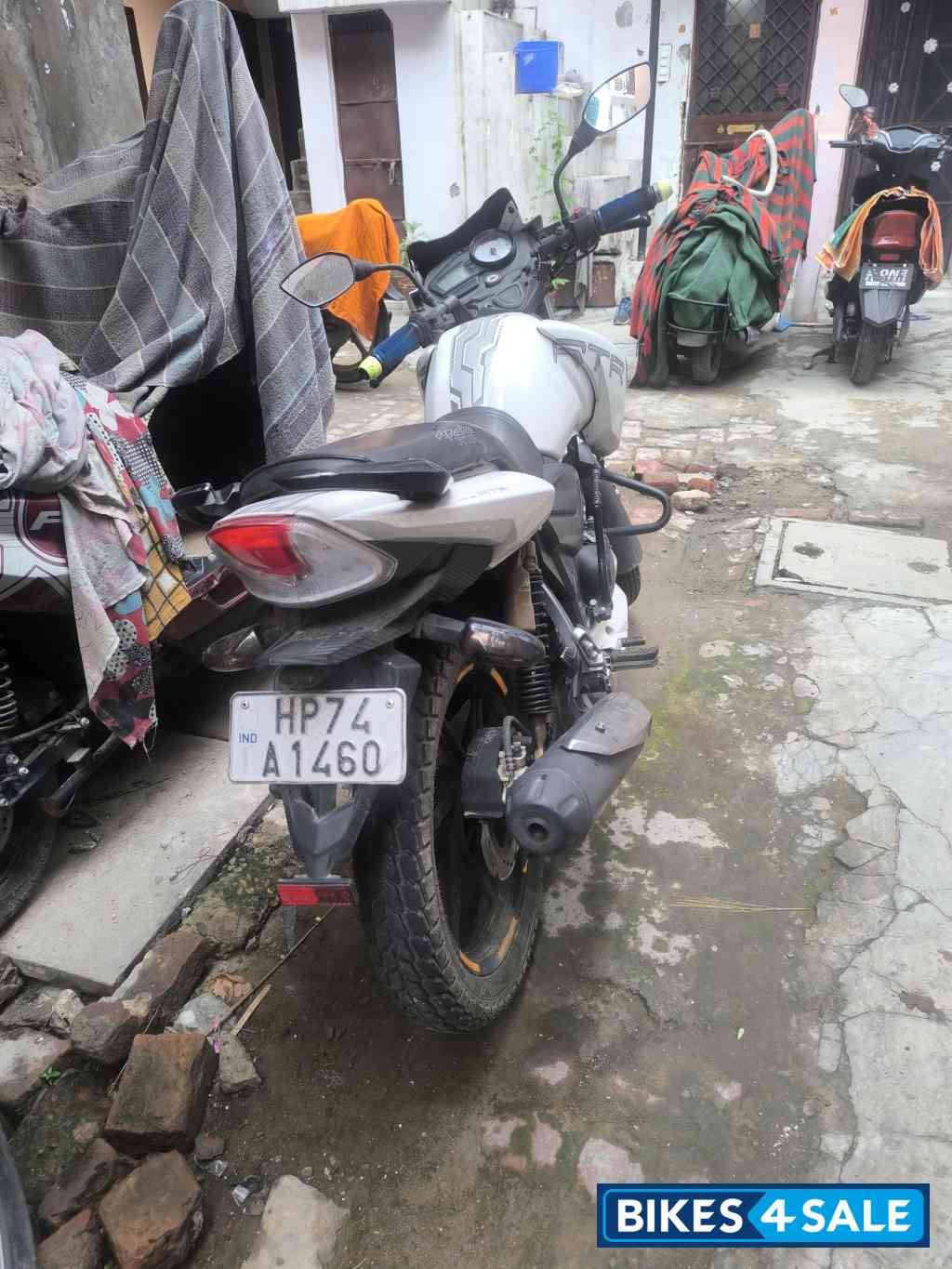 White TVS Apache RTR 180