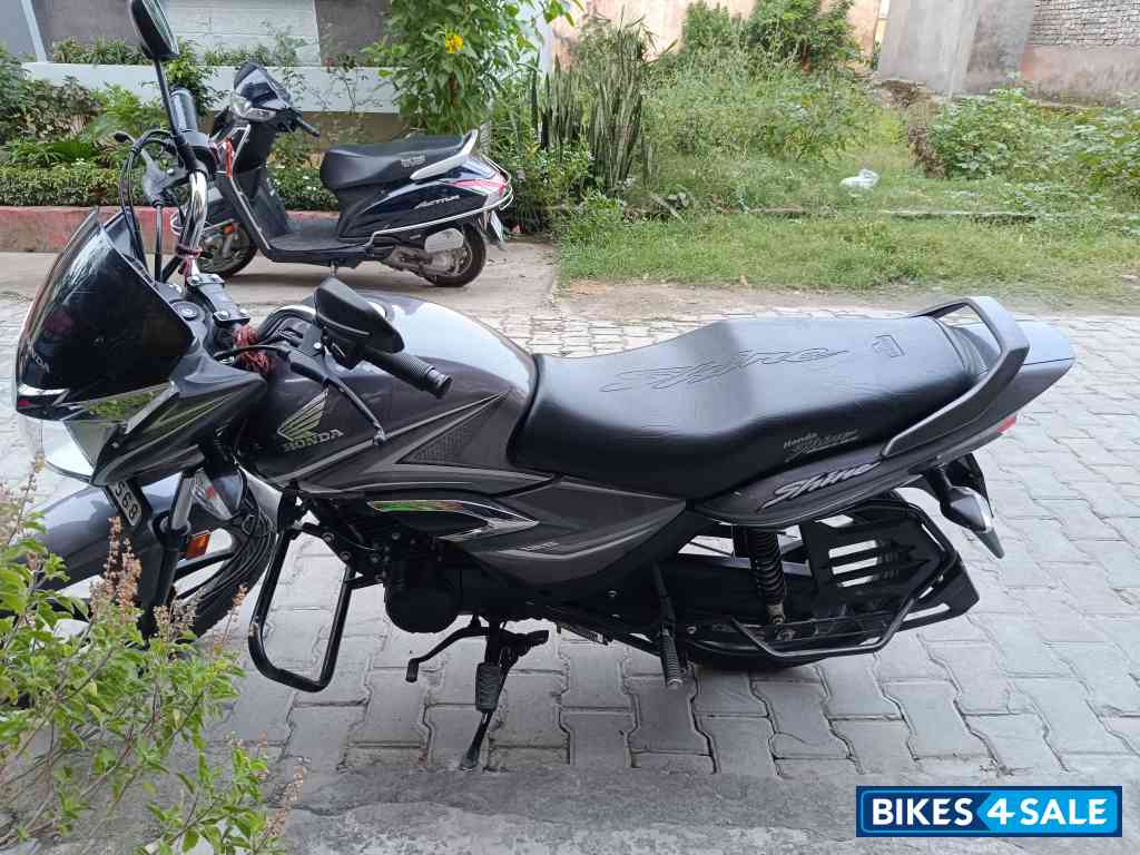 Gray Honda Shine 125