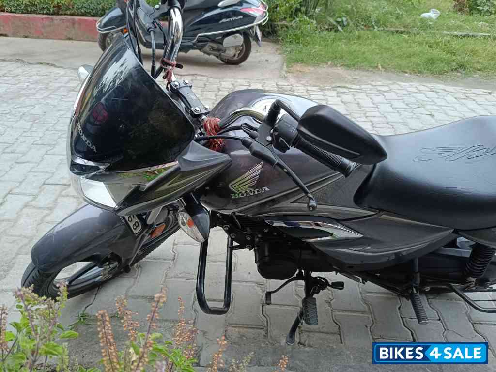 Gray Honda Shine 125