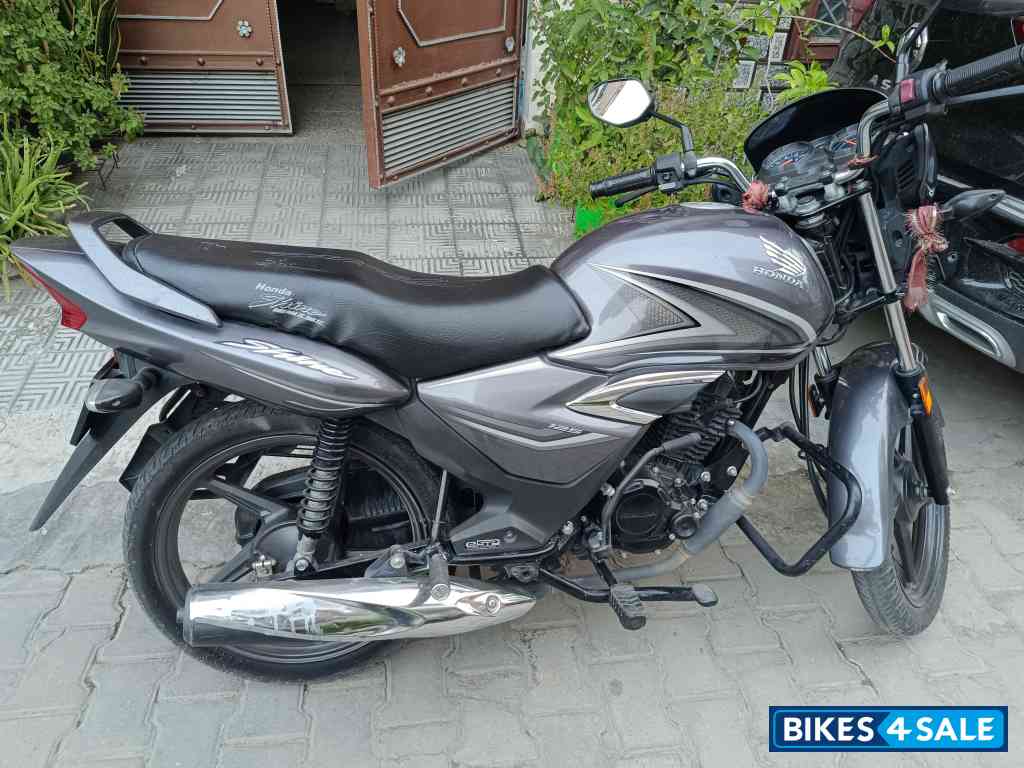 Gray Honda Shine 125