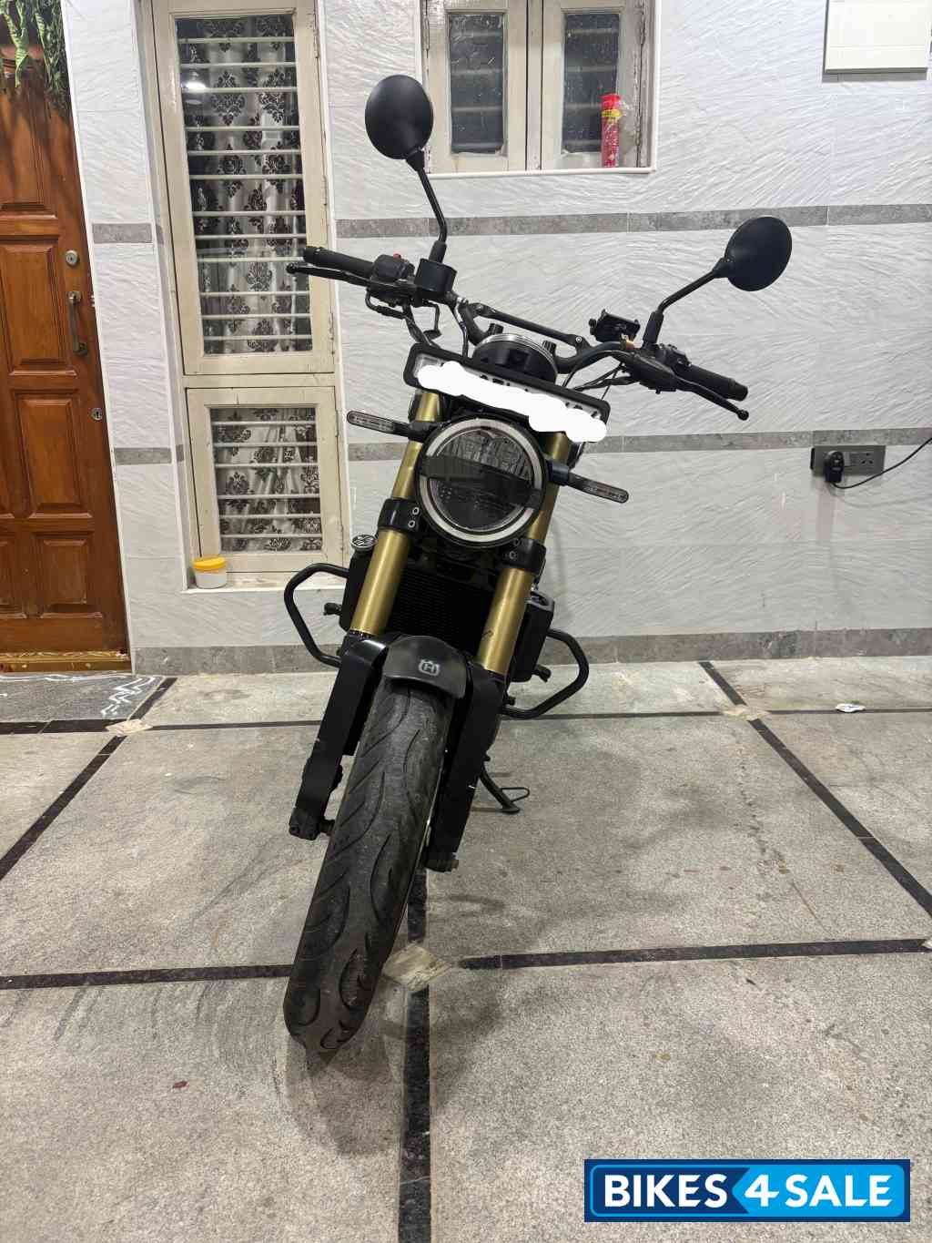 Grey Husqvarna Svartpilen 250