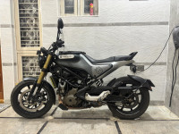 Grey Husqvarna Svartpilen 250