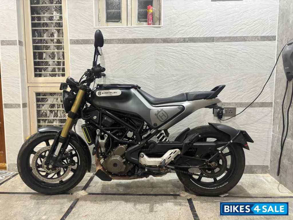 Grey Husqvarna Svartpilen 250