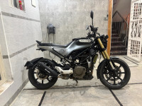 Grey Husqvarna Svartpilen 250