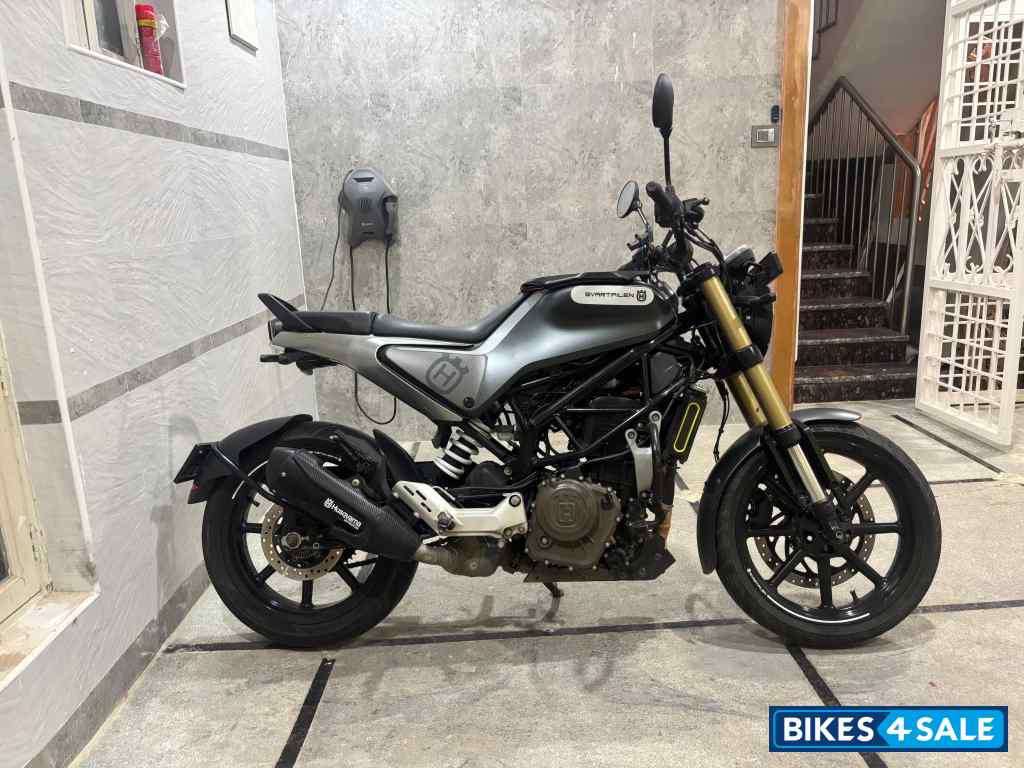 Grey Husqvarna Svartpilen 250