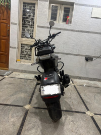 Grey Husqvarna Svartpilen 250