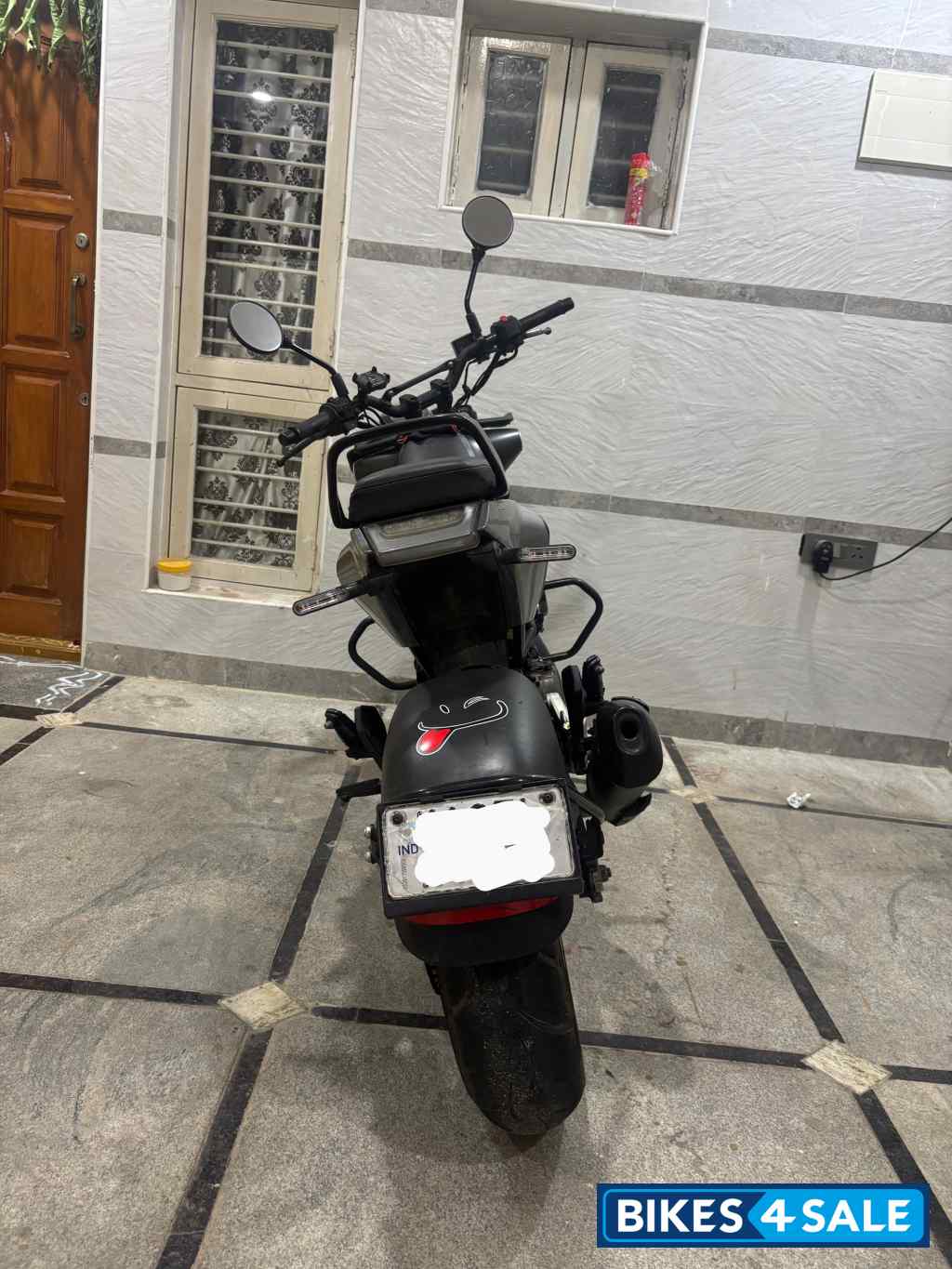 Grey Husqvarna Svartpilen 250