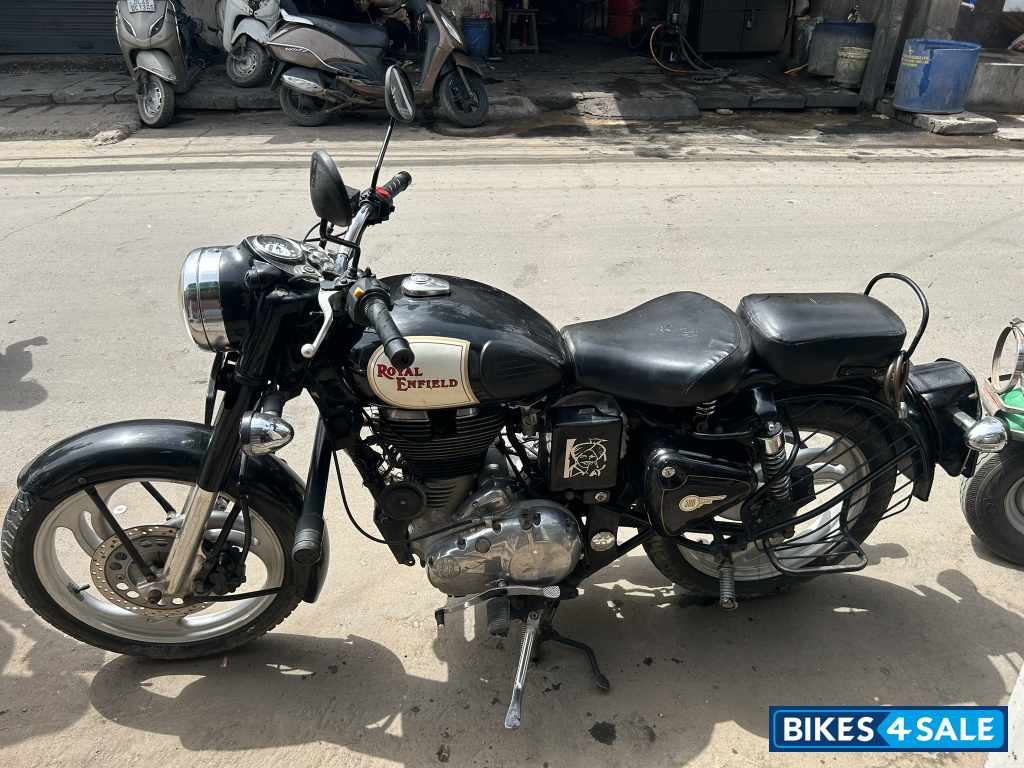 Black Royal Enfield Classic 500