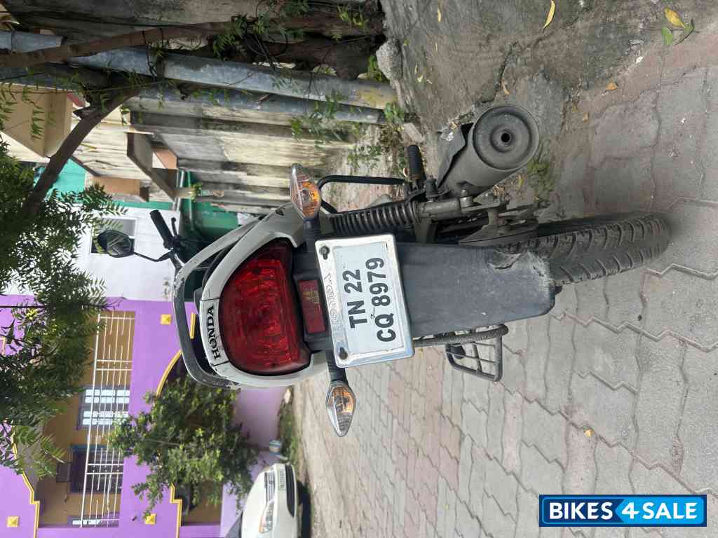 White Honda CB Shine SP