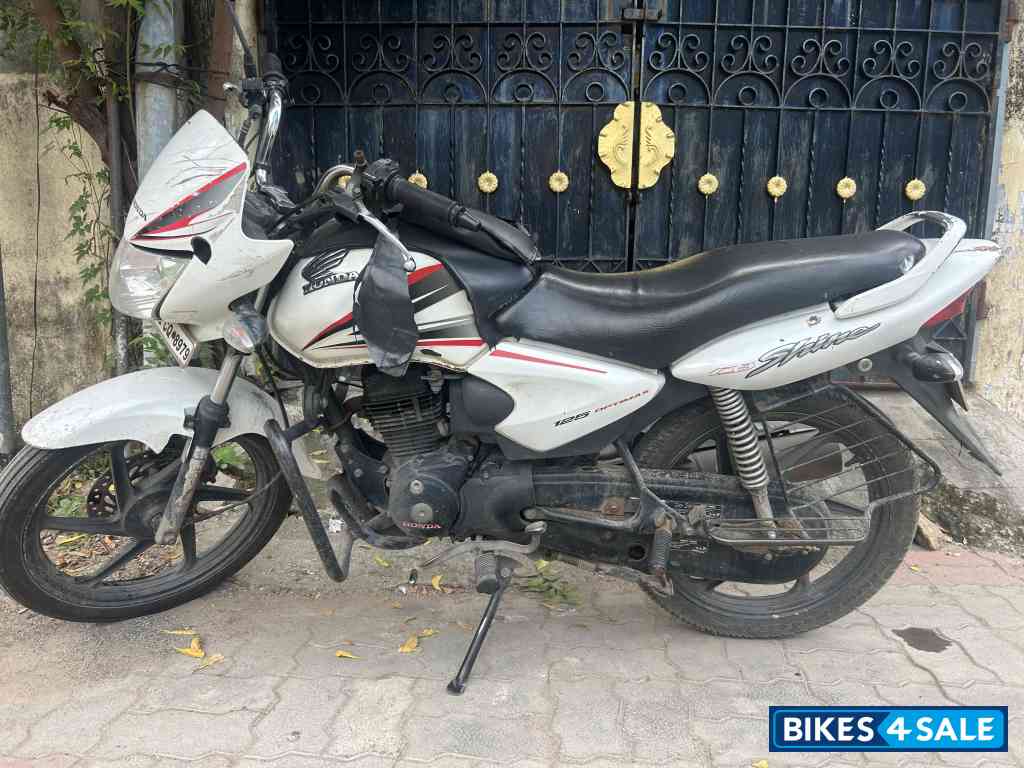 White Honda CB Shine SP White Honda CB Shine SP