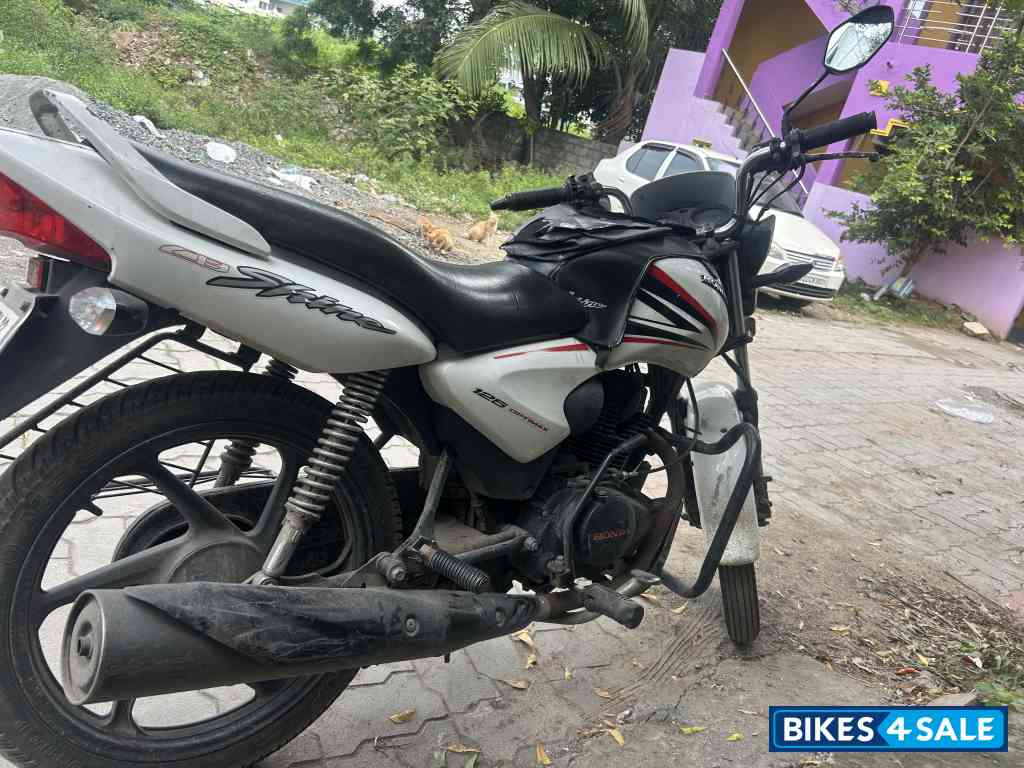 White Honda CB Shine SP White Honda CB Shine SP