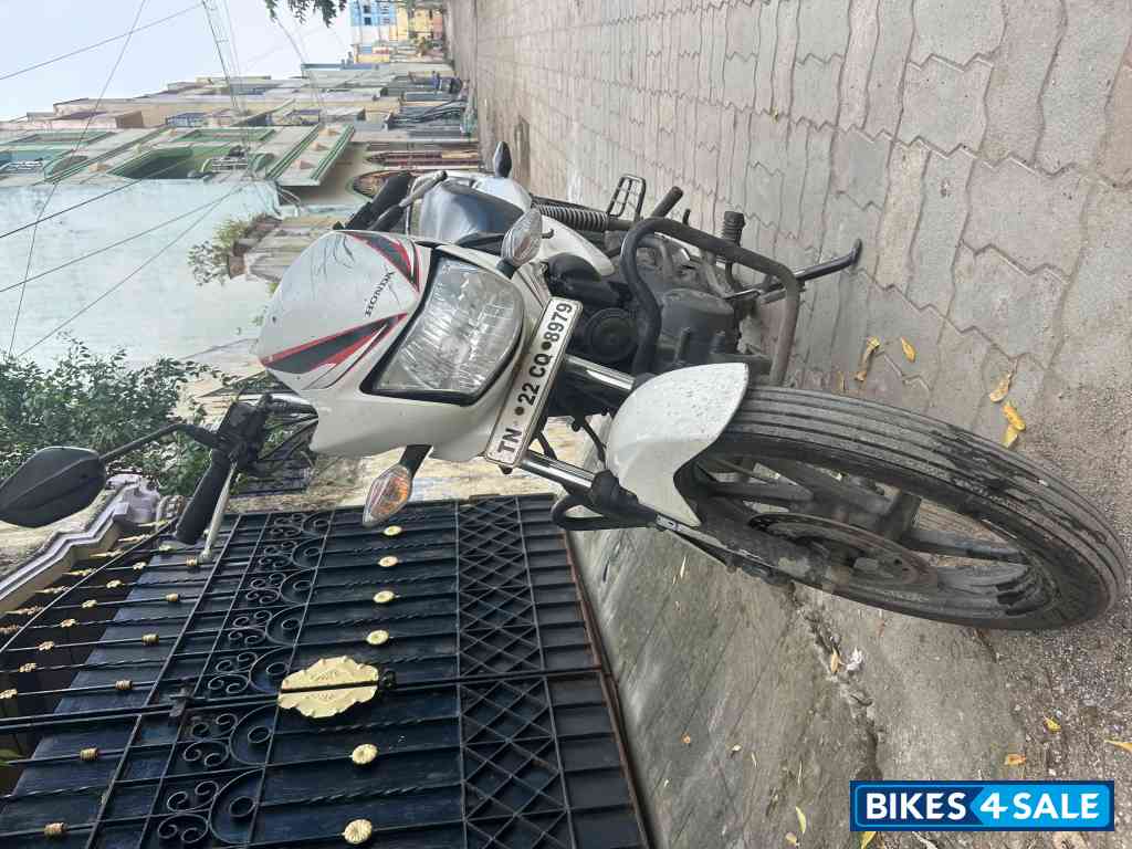 White Honda CB Shine SP White Honda CB Shine SP