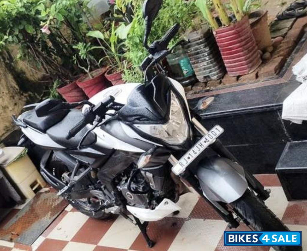 White Bajaj Pulsar 200 NS