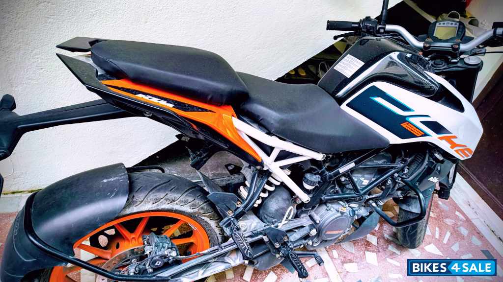 White Orange KTM Duke 125 2022
