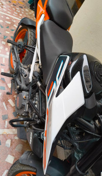 White Orange KTM Duke 125 2022