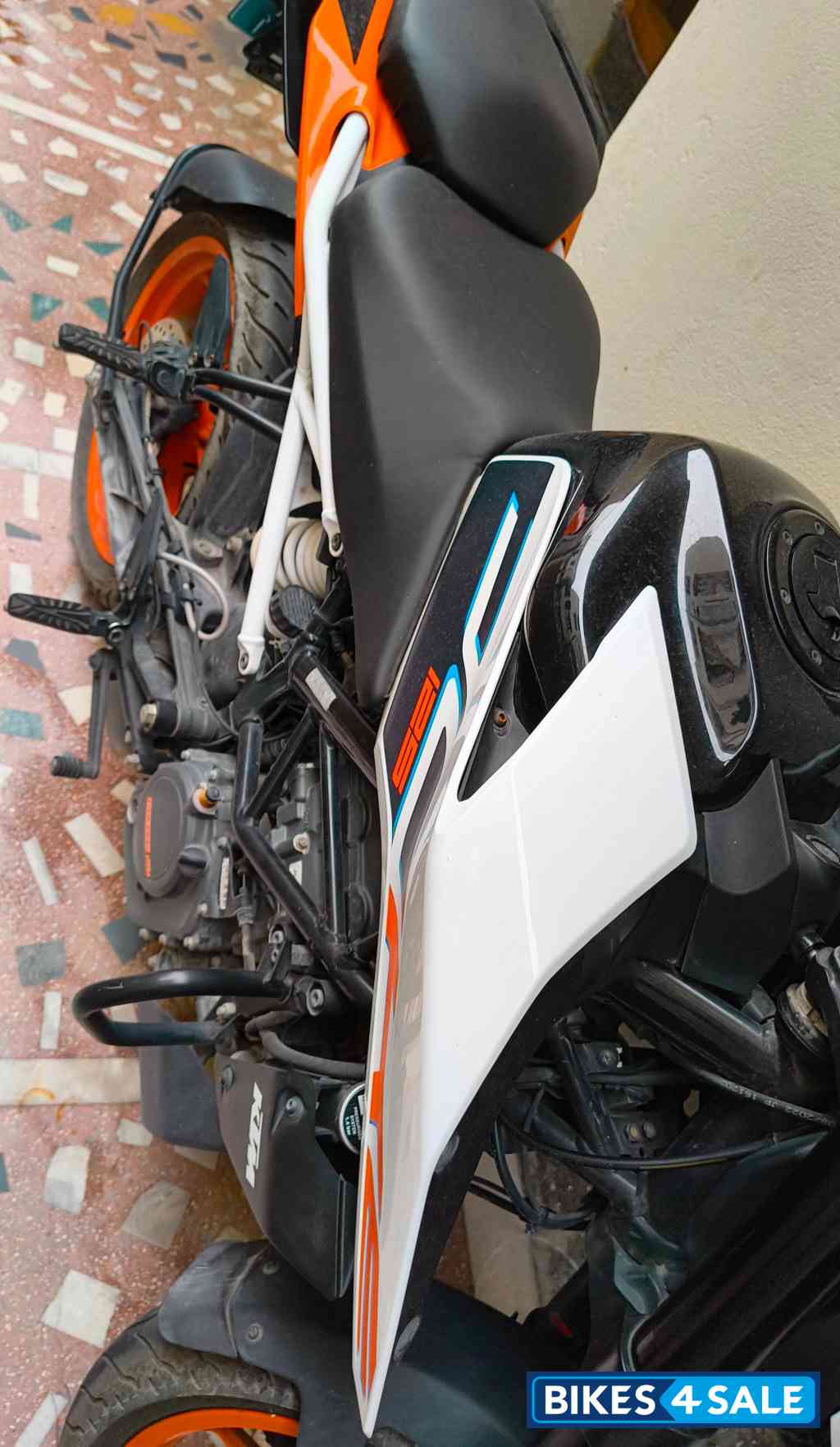 White Orange KTM Duke 125 2022 White Orange KTM Duke 125 2022